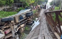 Xe quá tải gây sập cầu ở Long An, ôtô lật xuống sông
