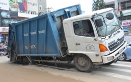 Xe chở rác lọt ‘hố tử thần’ ở trung tâm Sài Gòn