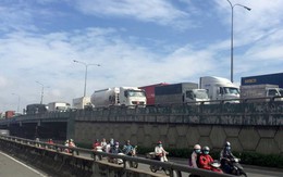 Xe tải húc 2 ôtô 7 chỗ chờ đèn đỏ, hàng trăm phương tiện ùn ứ