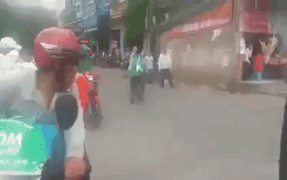 Xôn xao clip tài xế Grab và xe ôm truyền thống cầm mũ bảo hiểm đánh nhau giữa phố Hà Nội