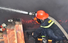 Xưởng gỗ cháy dữ dội nhiều giờ lúc rạng sáng