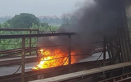 Người phụ nữ hoảng loạn nhảy khỏi xe máy đang bốc cháy trên cầu Long Biên