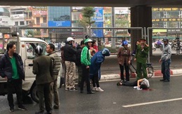 Hà Nội: Người dân hoảng hốt phát hiện nam thanh niên rơi từ cầu vượt xuống đất