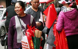 Người Hà Nội nô nức đi mua cờ, băng rôn để chuẩn bị cho trận chung kết lịch sử