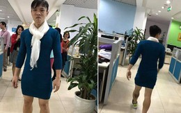 Mặc váy vợ đi làm mừng U23, ông bố Hà Nội thành 'sao sáng' ở công ty
