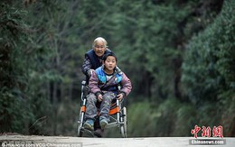 Cụ bà 76 tuổi ngày ngày còng lưng vượt hơn 24 cây số đưa cháu trai tật nguyền tới trường khiến nhiều người cảm phục