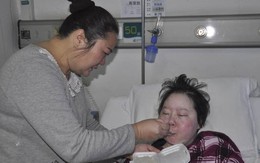 Kết hôn xong phát hiện vợ mắc bệnh nan y, chồng chẳng thèm chăm lo mà mang vợ về trả tận tay mẹ đẻ