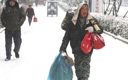 Dành tiền mua áo cho vợ, công nhân TQ đi bộ 40 km dưới tuyết về ăn tết