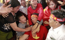 Mẹ trung vệ Tiến Dũng ngất xỉu sau bàn gỡ hòa của Quang Hải
