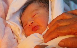 Bé trai 10 ngày tuổi bị bỏ rơi trong thùng xốp trước bệnh viện