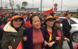 Mẹ Tiến Dũng và bố Quang Hải nói gì khi ra đón con trai?