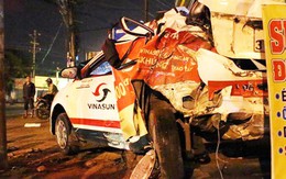 Ôtô đầu kéo lao lên vỉa hè, tông chết tài xế taxi nằm nghỉ trong xe