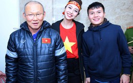 Jennifer Phạm phấn khích khi được gặp các cầu thủ U23 Việt Nam
