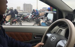 Hà Nội: Một người đàn ông bất ngờ bỏ lại xe máy trên cầu Vĩnh Tuy rồi nhảy xuống sông