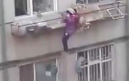 Mẹ bắt con gái tay không trèo lên tầng hai vì quên chìa khóa