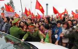 U23 Việt Nam trở về: Những người hùng khổ vì được... yêu!