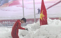 Duy Mạnh lý giải hành động cắm cờ tổ quốc trên sân Thường Châu