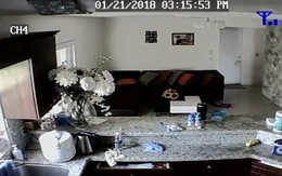 Mẹ bất lực nhìn trộm đột nhập vào nhà, con trai trốn trong tủ quần áo qua livestream