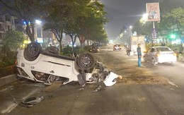 Bốn người nước ngoài thoát chết khi ôtô lật ngửa ở Sài Gòn