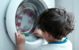 Bé 5 tuổi tử vong vì chui vào máy giặt sấy quần áo