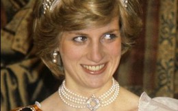 Gia đình Kate bị chỉ trích dữ dội, dư luận đòi "tẩy chay" vì bán bộ váy đẫm máu cho trẻ em gợi nhắc đến Công nương Diana quá cố