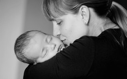 Bạn sẽ không bao giờ để người lạ hôn con bạn lần nữa khi biết những nguy cơ đáng sợ này