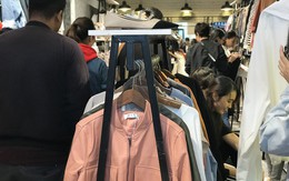 Gió lạnh đầu mùa, dân Hà Nội ùa đi mua quần áo rét