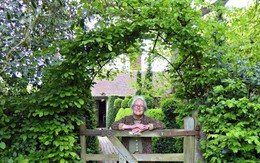 Người phụ nữ 70 tuổi biến ngôi nhà bỏ hoang thành khu vườn xinh đẹp nhờ tình yêu thiên nhiên