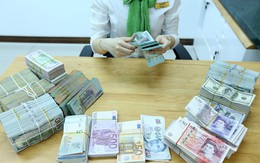 Giá vàng tăng vọt, USD giảm mạnh