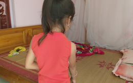 Bé gái 6 tuổi thơ ngây kể lại giây phút bị hàng xóm kéo vào buồng xâm hại