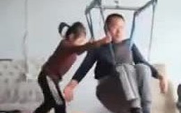 Bé gái nhận được hàng trăm USD mỗi tháng từ video chăm sóc cha tàn tật