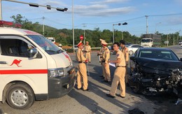 Mazda 6 tông xe cấp cứu vượt đèn đỏ, y tá văng xuống đường