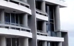 Một phụ nữ rơi xuống từ ban công tầng 27 vì mải mê chụp ảnh tự sướng