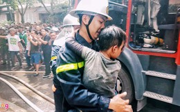 Cứu 4 người kẹt trong đám cháy ở Hà Nội
