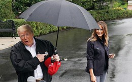Ông Trump bị chỉ trích vì che ô một mình, để vợ đầu trần dưới mưa