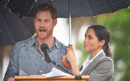 Bà bầu Meghan che mưa cho chồng phát biểu