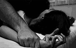 Mải đi chơi bài, mẹ không hề biết điều kinh tởm mà con gái ở nhà đã phải âm thầm chịu đựng cho đến ngày cảnh sát gõ cửa