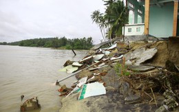 Quảng Ngãi: Người dân bất an vì bờ biển sạt lở mạnh