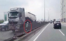 2 cô gái phóng xe máy như bay ngược chiều, ôtô chạy 70 km/giờ đuổi không kịp