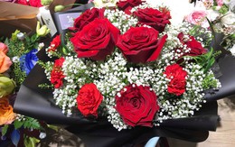 Đắt gấp chục lần hoa nội, hoa nhập khẩu vẫn không đủ bán dịp 20/10