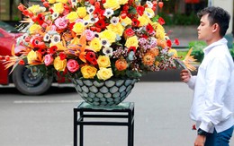 Đại gia Sài Thành chi gần 100 triệu mua 1 bình hoa tươi dịp 20/10