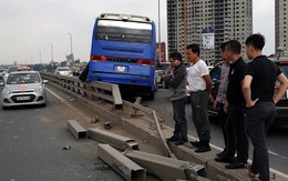 Xe khách tông nát dải phân cách trên cầu Nhật Tân, văng bánh ra xa