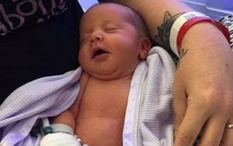 Mẹ trẻ uống nửa chai rượu rồi ôm con ngủ thiếp đi trên sofa, không ngờ hành động này lại giết chết con gái 7 tuần tuổi của mình