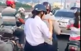 Vội đến trường, nữ sinh ăn mì tôm ngay trên xe máy