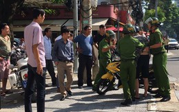 Đôi trai gái vượt đèn đỏ, đạp ngã cảnh sát