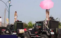 Vũ nữ văng xuống đường khi múa cột trên nóc xe jeep