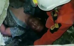 Người đàn ông Indonesia sống sót suốt 4 ngày dưới tòa nhà sập vì động đất