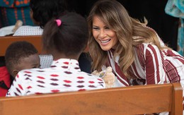 Bà Melania âu yếm bế bé 6 tháng tuổi khi một mình thăm Ghana