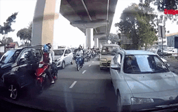 2 tên cướp đập vỡ cửa kính ô tô, giật túi xách ngay giữa đường, tất cả gần như 'đứng hình'
