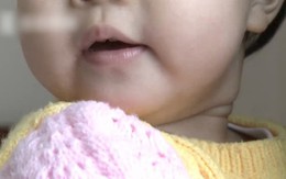 Con gái hơn 1 tuổi bỗng buồn nôn khó chịu, mẹ vội vàng vỗ lưng con, không thể tin nổi thứ mà cô bé phun ra khỏi miệng